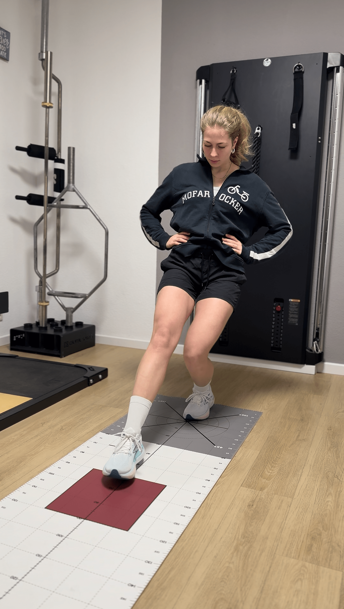 Auf dem Bild sieht man eine Person den Star Exkursion Balance Test für die untere Extremität machen